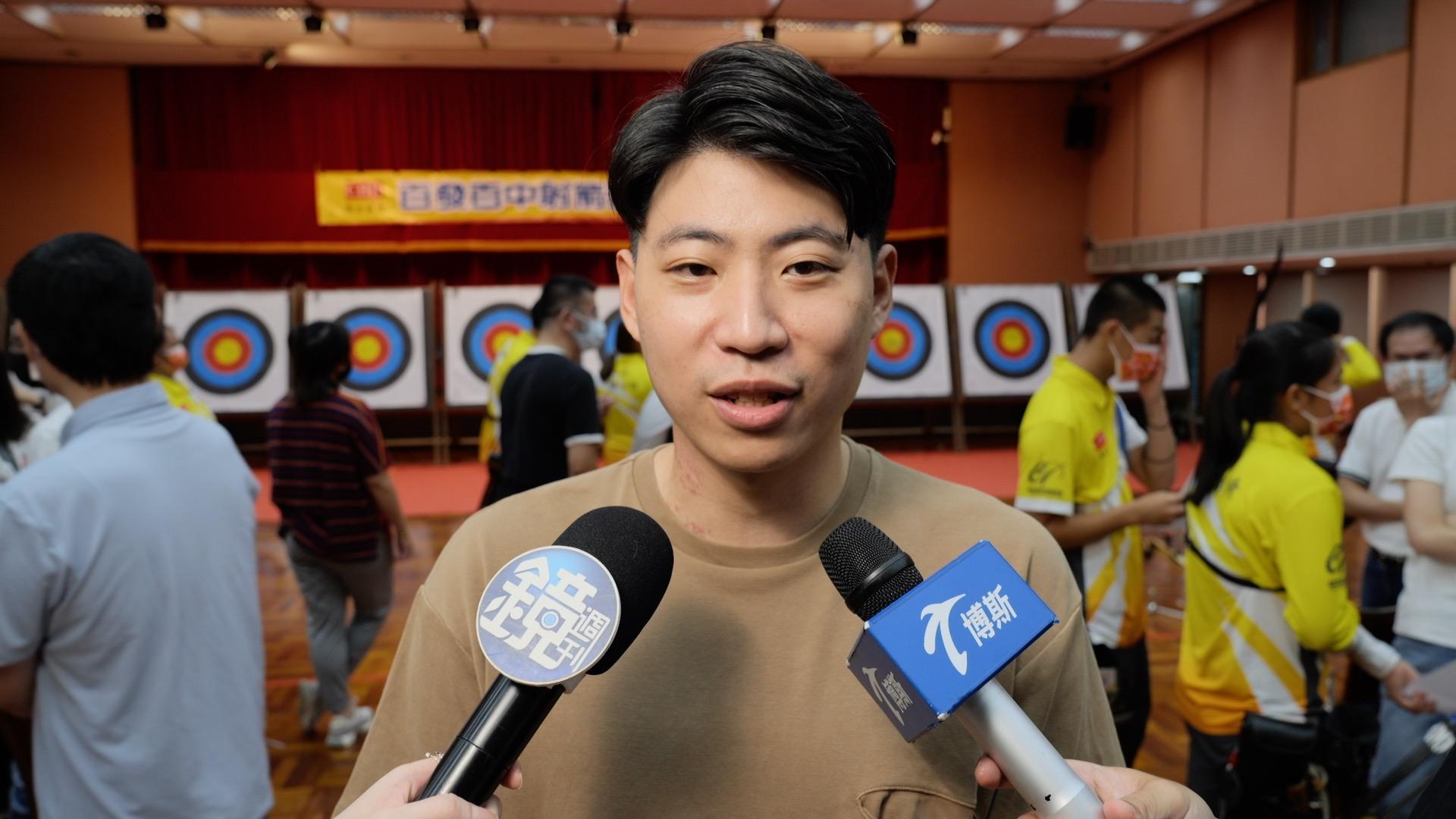 彰化銀行員工林子翔體驗射箭直呼不簡單,更對公司支持體育大表贊同。