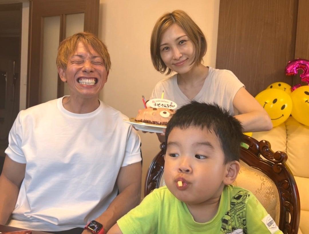 伊藤春香（右後）今宣布與清水健（左）解除事實婚關係，並公開一家三口的幸福合照。（翻攝自伊藤春香部落格）