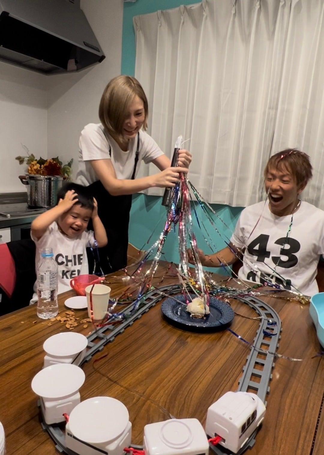 清水健（右）強調和伊藤春香（中）分開後，也會一起陪伴兒子。（翻攝自清水健Twitter）