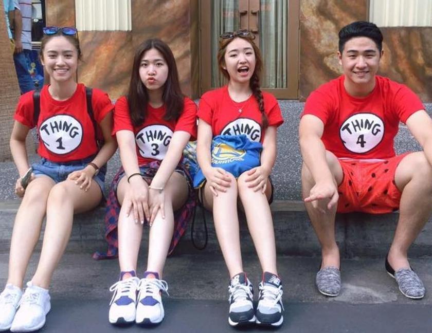 Sandy和妹妹Vivian、Olivia及弟弟鹿希派坐在階梯上一字排開。(翻攝自吳宗憲臉書)