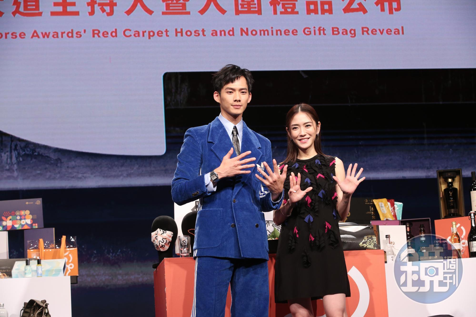本屆金馬星光大道主持人由楊千霈（右）與吳念軒（左）組成搭檔，兩人並且一起介紹今年的入圍禮品。