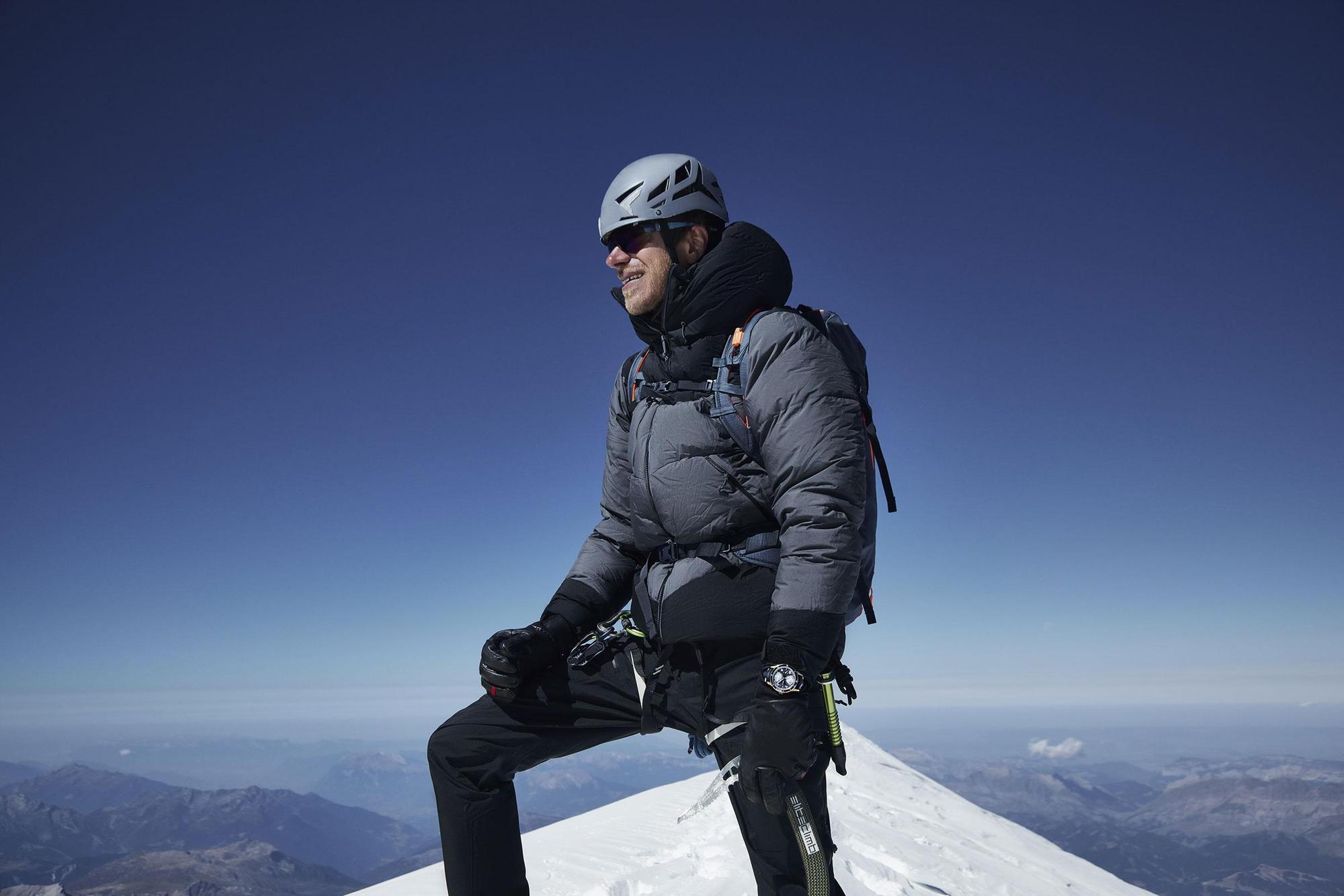 登山家Simon Messner在今年8月配戴全新限量錶進行探索品牌源頭之旅，登頂白朗峰。