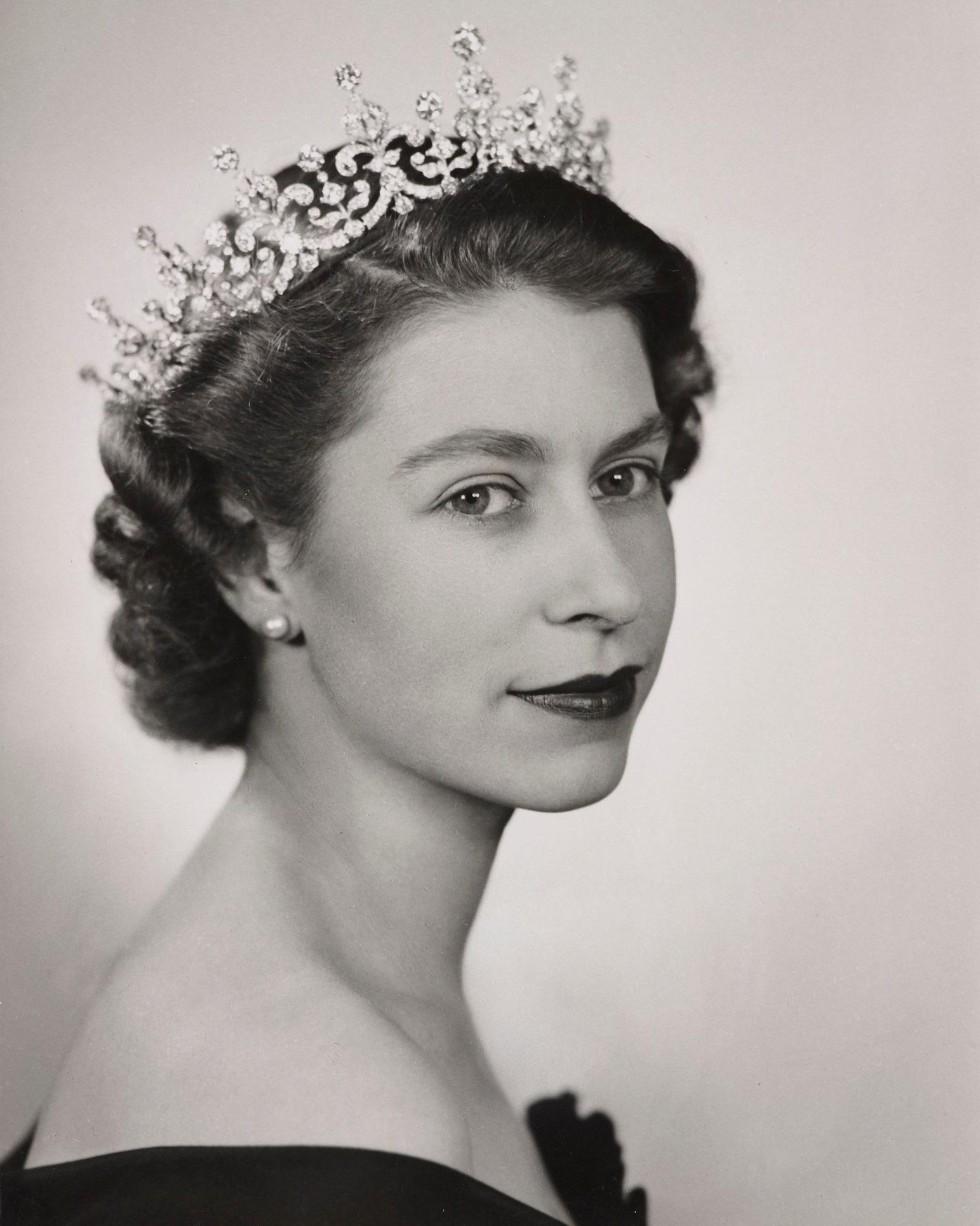 英國王室貼出女王1952年登基時的肖像,宣布哀悼期結束。(翻攝The Royal Family臉書)