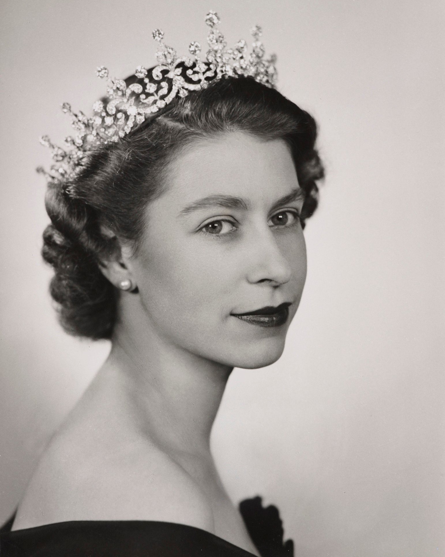 英國王室貼出女王1952年登基時的肖像,宣布哀悼期結束。(翻攝The Royal Family臉書)