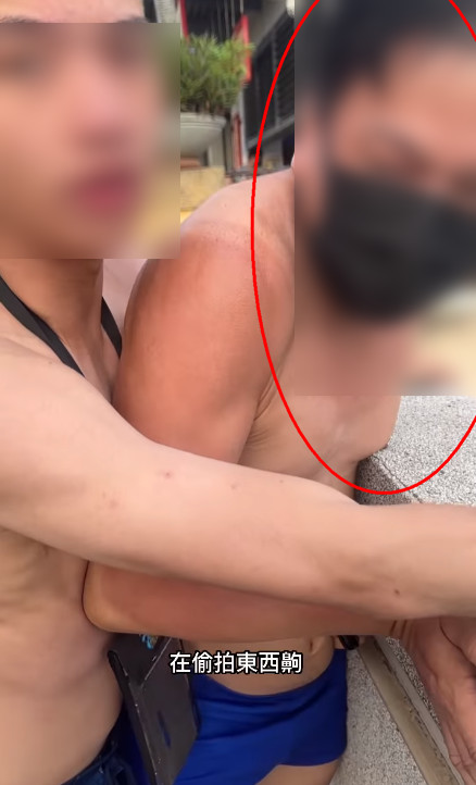 遭偷拍的女生男友率朋友上前阻攔男子偷拍,試圖要對方交出手機。(翻攝IG@shaoyun0701)