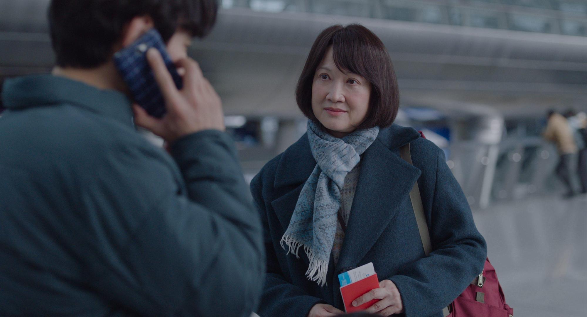 新加坡資深演員洪慧芳在《花路阿朱媽》飾演隻身前往韓國冒險的中年婦女。（金馬執委會）
