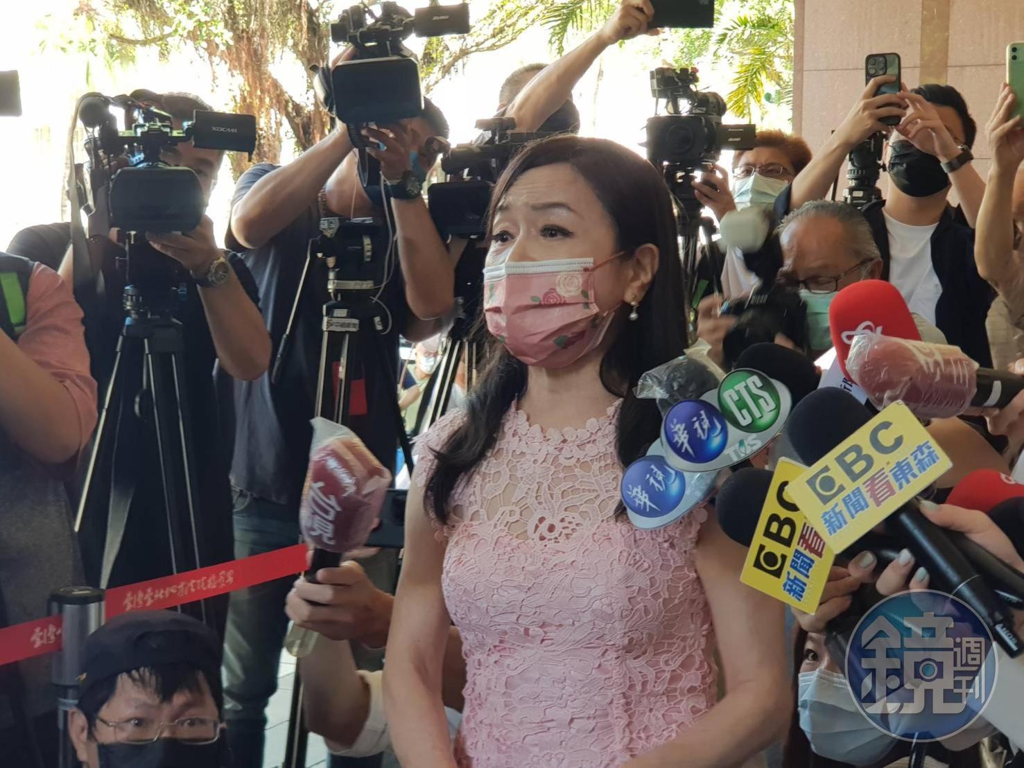 周玉蔻日前在北檢門口與台北市議員王鴻薇互嗆,引發外界熱議。
