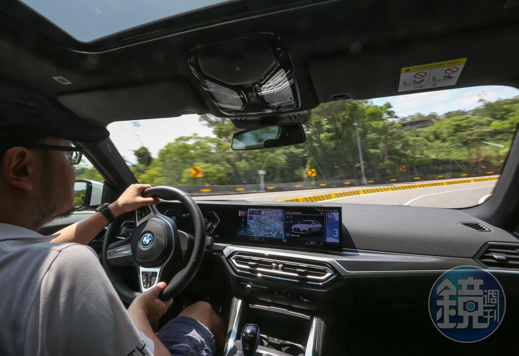 i4 eDrive40在彎道的表現亦有著超越同級純電車款的俐落表現，不過要注意的是其原廠所配的胎圈對應其車重其實有些勉強，建議落地後可優先升級胎圈。