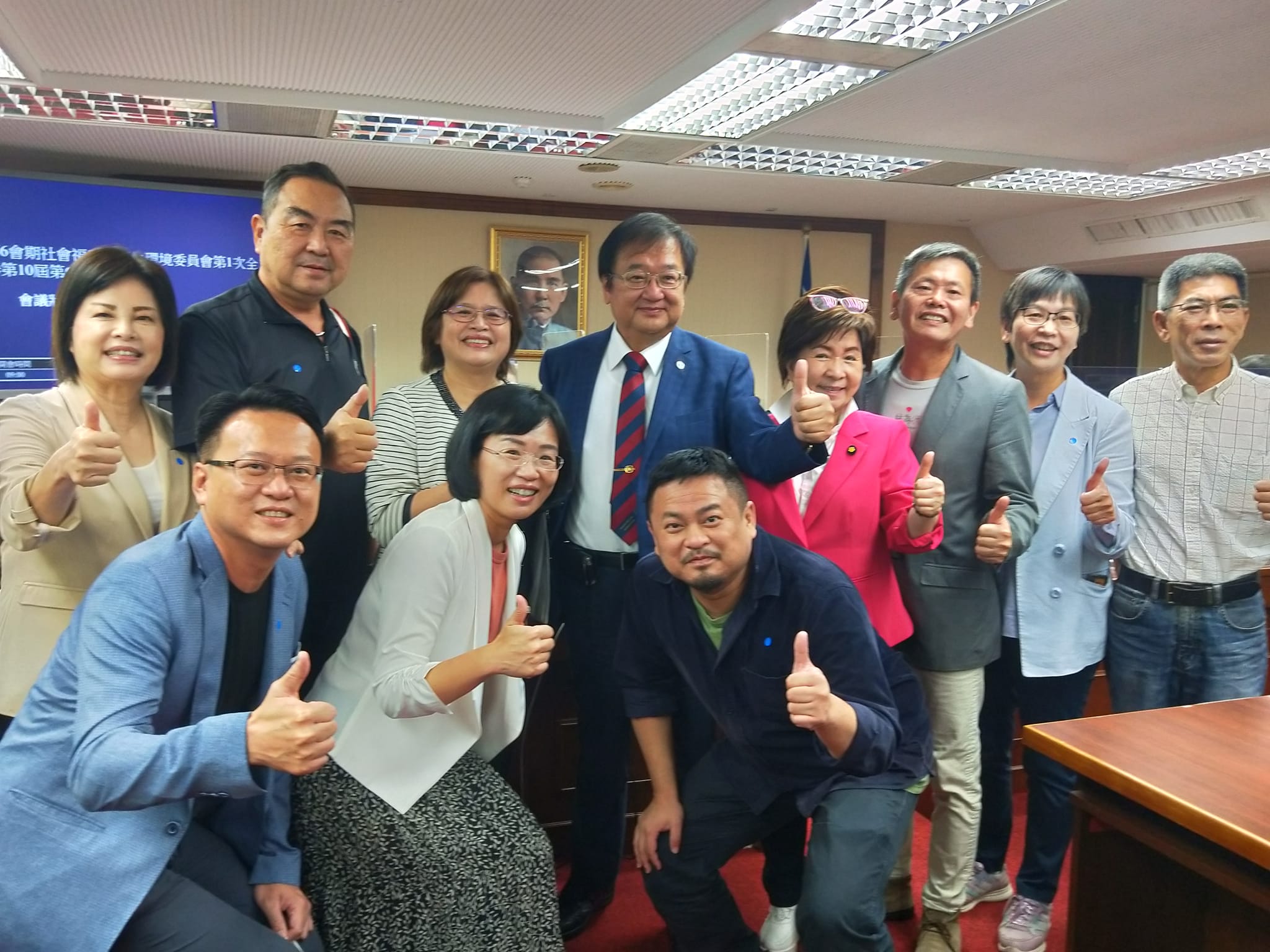 立法院各常設委員會今上午進行召委改選，藍綠各推1人擔任，圖為社福衛環委員會，召委為邱泰源（後排左4）、張育美（後排右4）。（翻攝自洪申翰臉書）