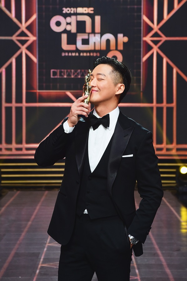 南宮珉去年拿下MBC演技大賞的最大獎，發表感言時也不忘感謝女友陳雅凜。（翻攝自liveen）