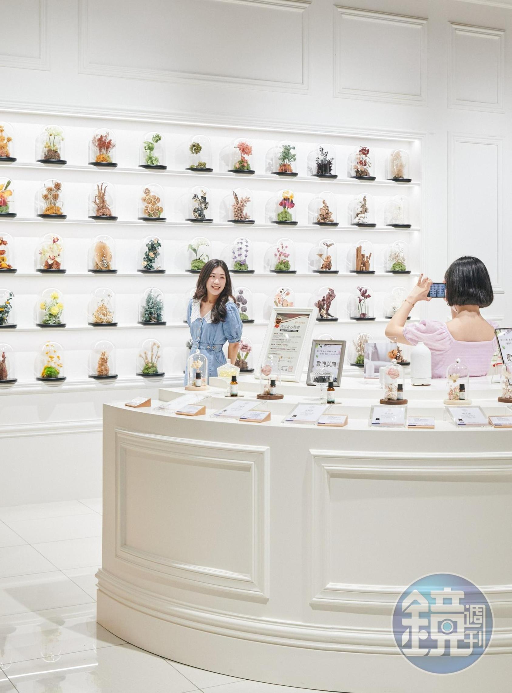 「佐美館」除了販售「佐登妮絲」獨家商品,還有一整面打卡牆可以拍照。