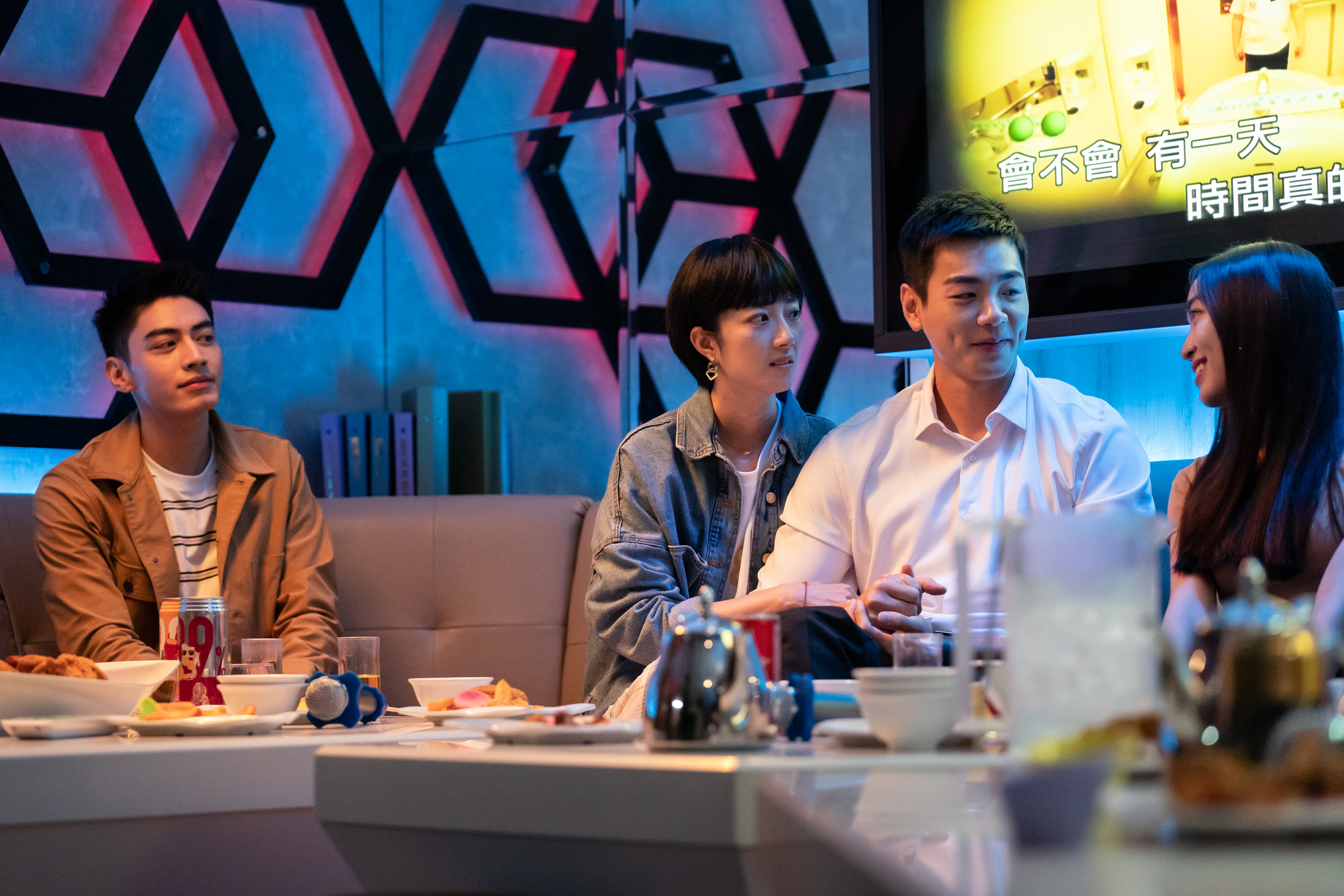 桂綸鎂（左二）在戲裡遭禾浩辰（右二）簡訊分手。（Disney+提供）