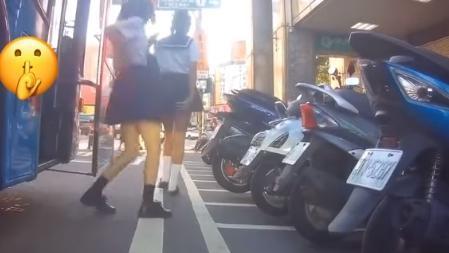騎士PO出行車紀錄器影片，想公審校車在危險處放學生下車，沒想到拍下「邪惡視角」引起網友們熱議。（翻攝自爆廢公社二館）