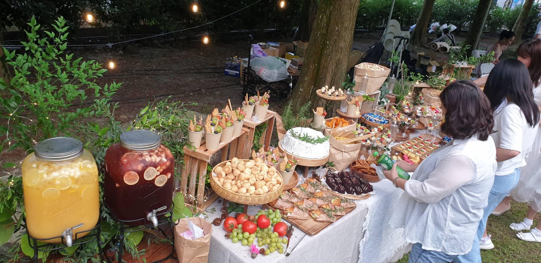 一對新人到好市多採買結婚用品，經好友巧手改造後變成高檔「戶外婚禮buffet」。（翻攝自臉書社團Costco好市多 商品經驗老實說）