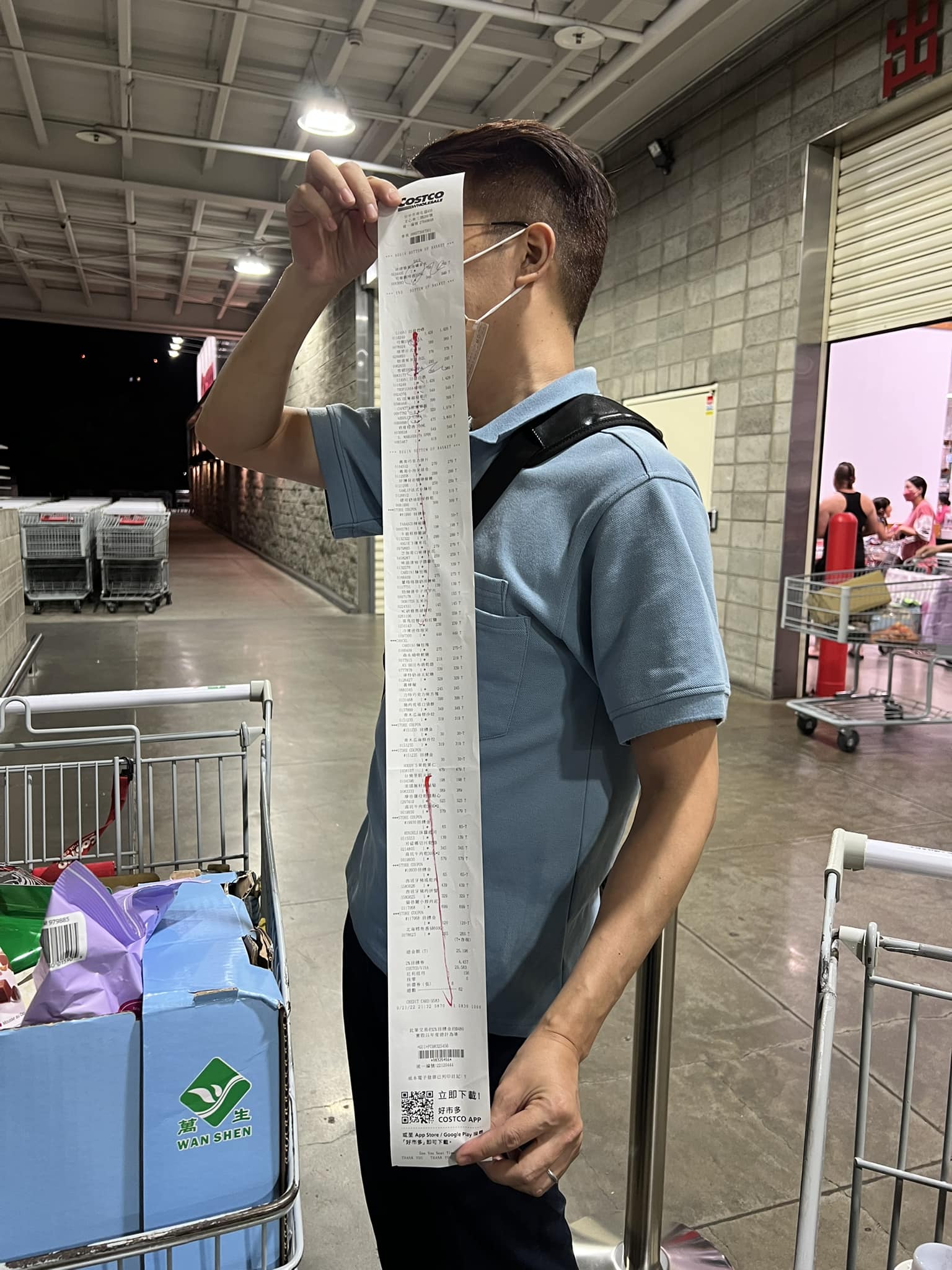 一對新人到好市多採買結婚用品，結果獲得「超長一串」的購買明細。（翻攝自臉書社團Costco好市多 商品經驗老實說）