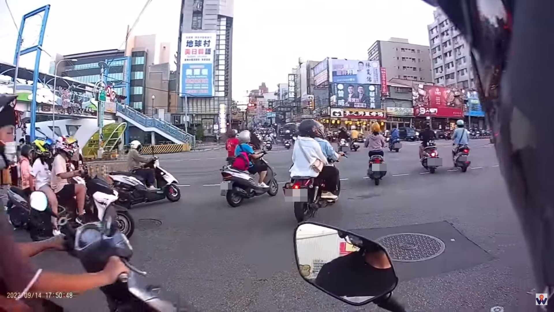 一名機車騎士到東海商圈十字路口，驚見「集體闖紅燈」現象嚇傻，被在地人笑「一看就是新來的」。（翻攝自WoWtchout - 地圖型行車影像分享平台）