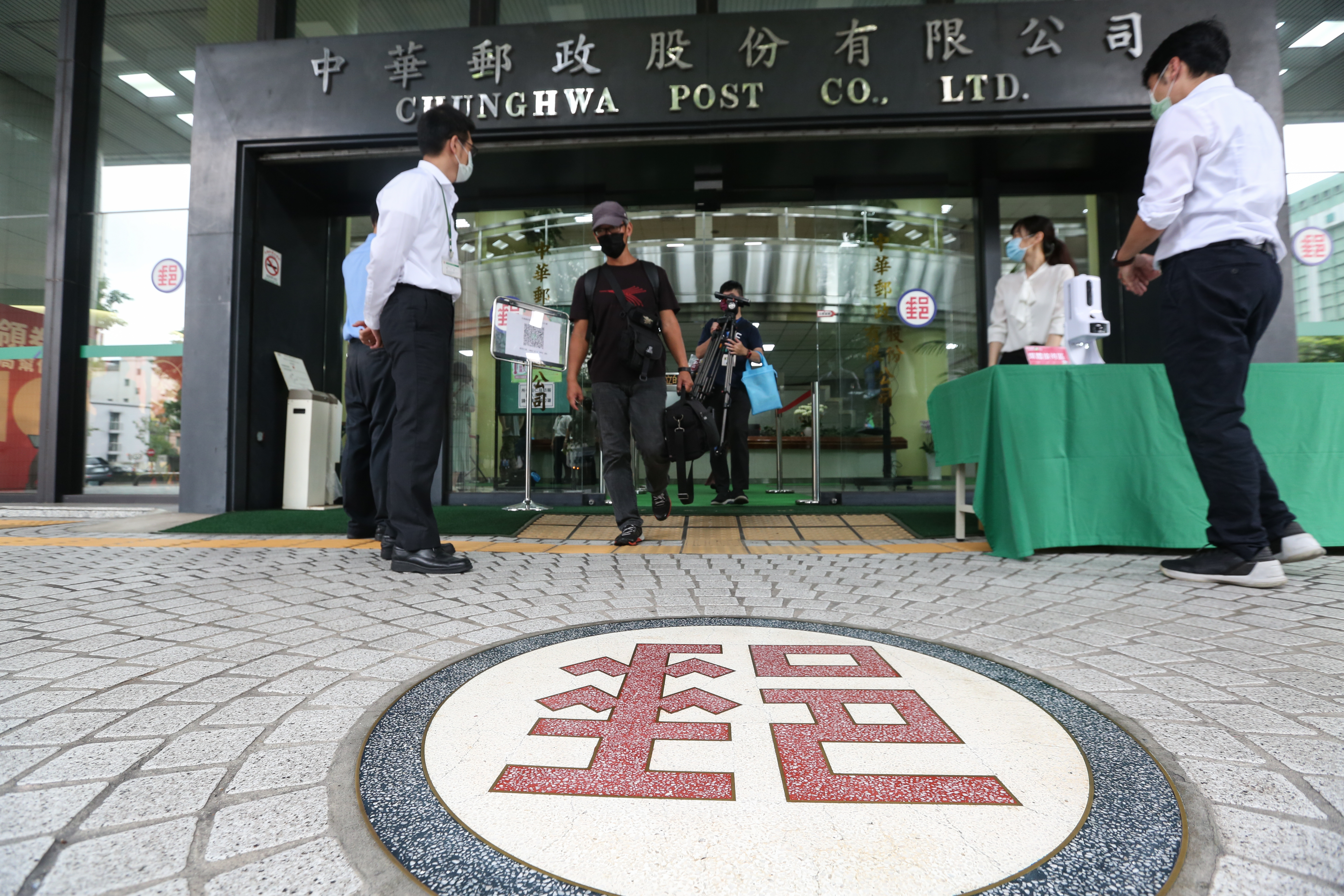 下週就是雙十連假，中華郵政今（28日）表示，連假期間快遞郵件將照常收件和投遞。