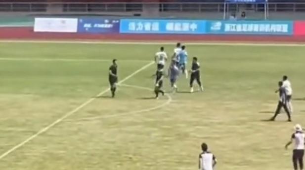 中國U15男足決賽發生球員追打裁判的衝突事件。（翻攝自騰訊體育微博）