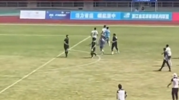 中國U15男足決賽發生球員追打裁判的衝突事件。（翻攝自騰訊體育微博）