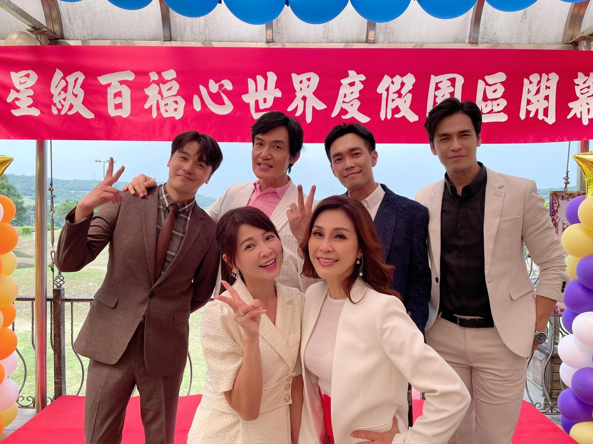 《黃金歲月》百福集團殺青戲,演員群樂收保溫瓶禮物現場開箱開心合影。(民視提供)
