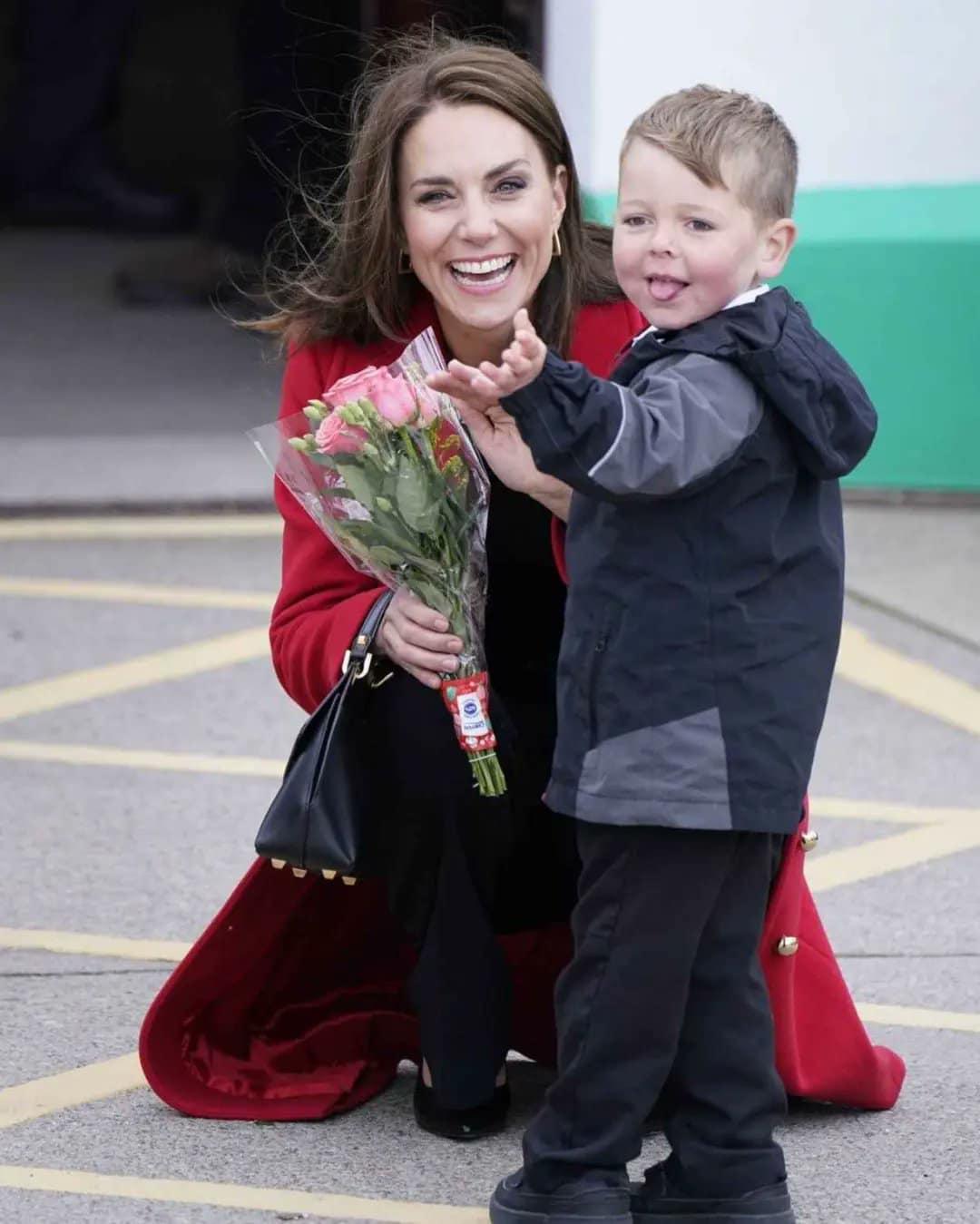 凱特王妃讚小男孩的領帶很帥。(翻攝The British Royal Family臉書)