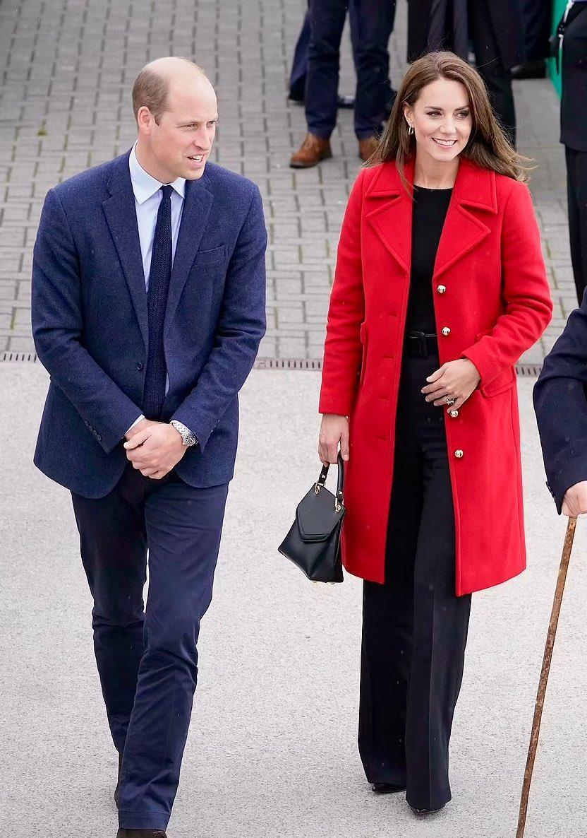 凱特王妃的紅衣名字是「Spencer」,正式婆婆黛安娜王妃的姓氏。(翻攝@dianapearl_推特)