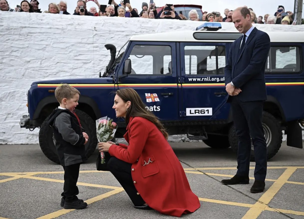 一名小男孩獻花給凱特王妃。（翻攝The Royal Family官網） 