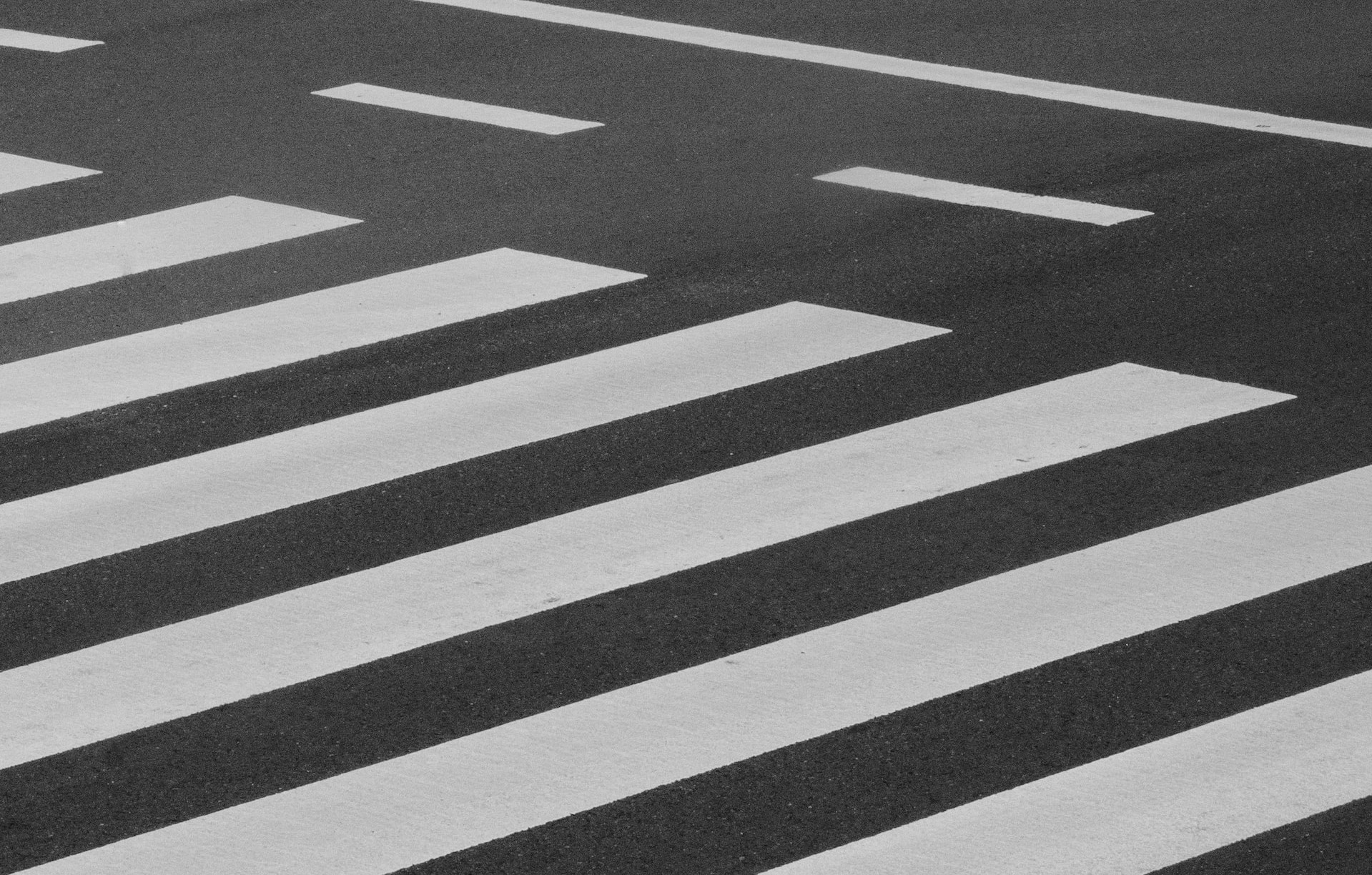 現行法規穿越斑馬線即便是行人都須看交通號誌，若違法依舊會被開罰。（翻攝自unsplash）