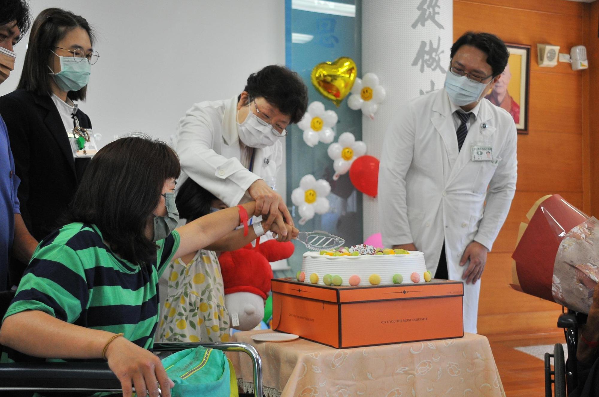39歲媽媽和5歲女兒在地震中受困，今醫院出院慶祝重生。（玉里慈濟醫院提供）