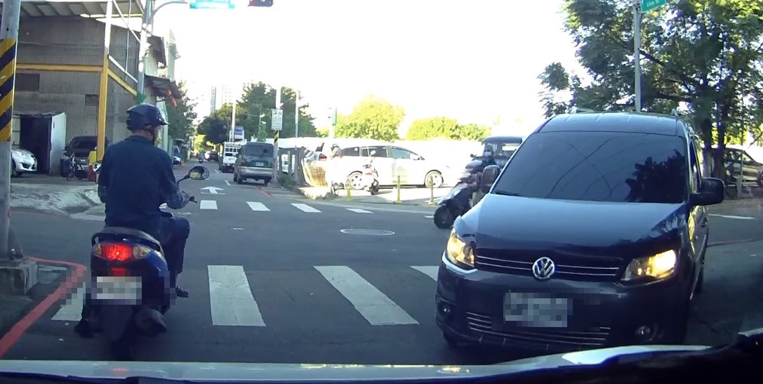 福斯駕駛一路退到路口,就這樣停下堅持逆向。(翻攝自爆料公社)