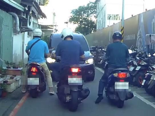 3名機車騎士上前逼退「福斯三寶」。(翻攝自爆料公社)
