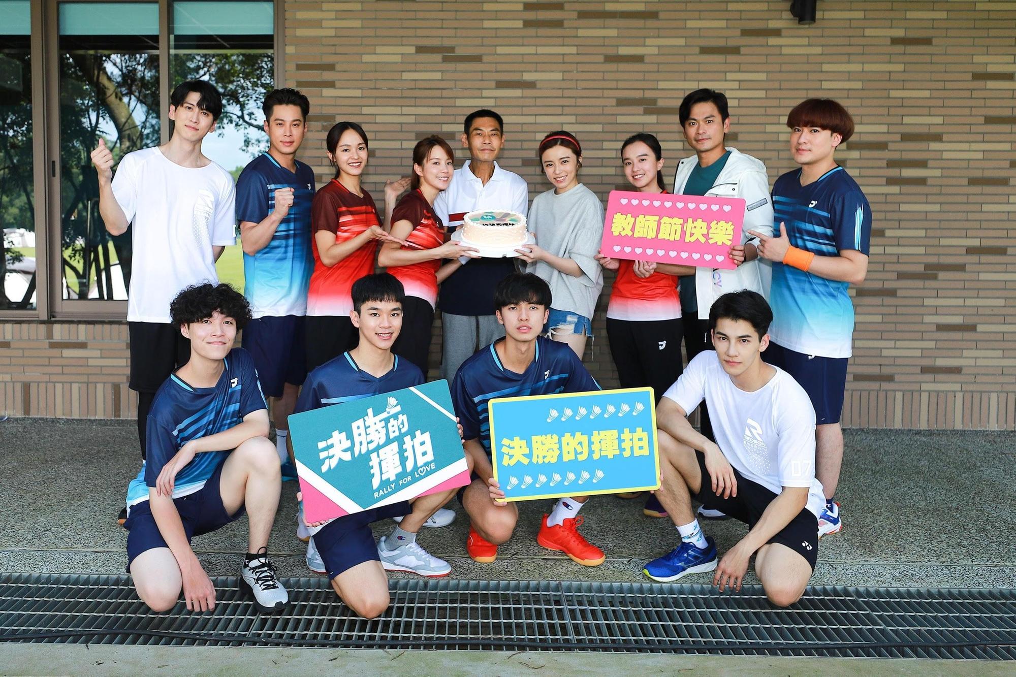 《決勝的揮拍》演員集合,為教練夏靖庭慶祝教師節。(民視提供)