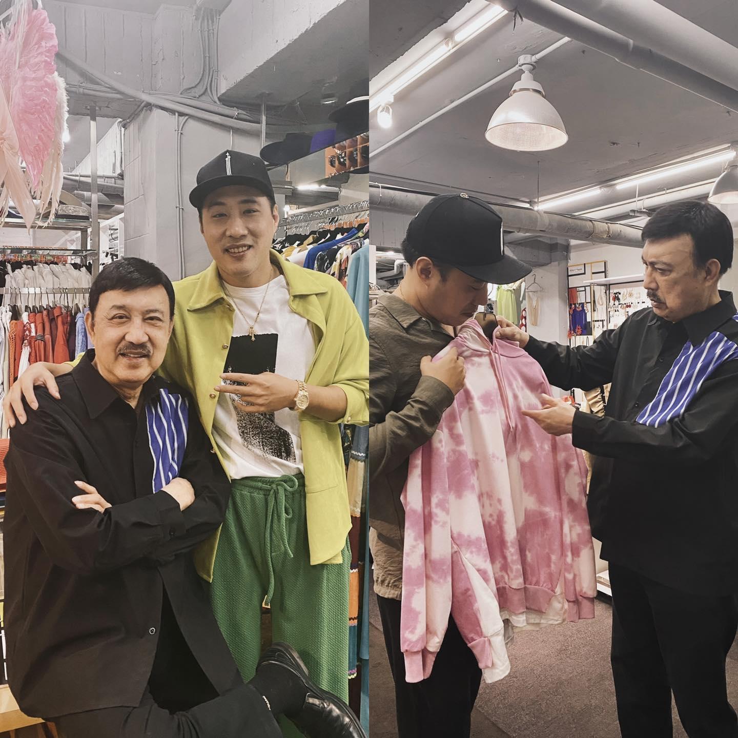 余天細心幫余祥銓挑衣服，氣色看起來不錯。（翻攝余祥銓臉書）