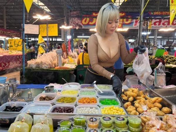宋格拉在市場販售豆漿和其他小吃。（翻自《Sanook》）
