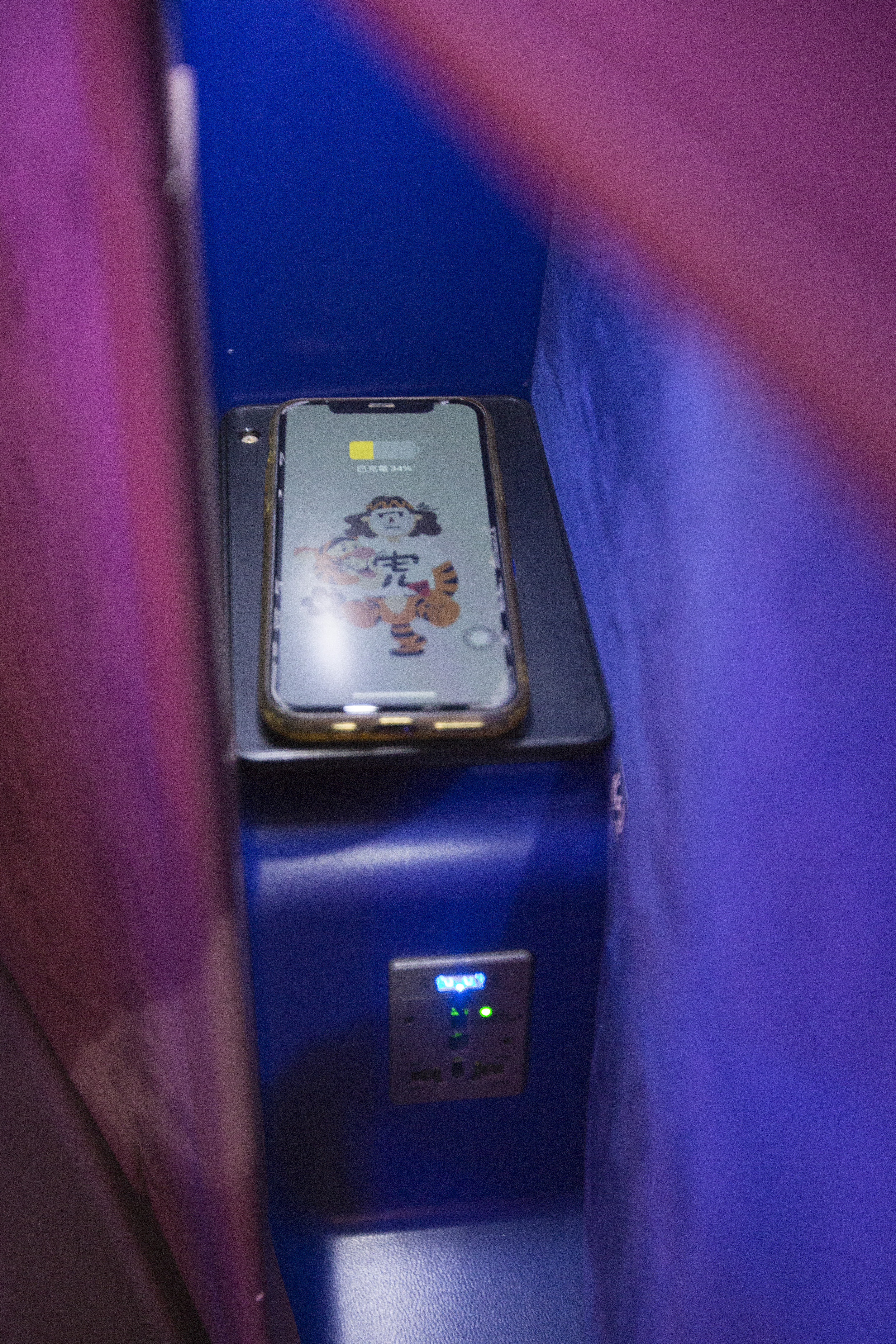 A321neo在豪華商務艙配備無線充電盤、萬用插座及USB充電孔。