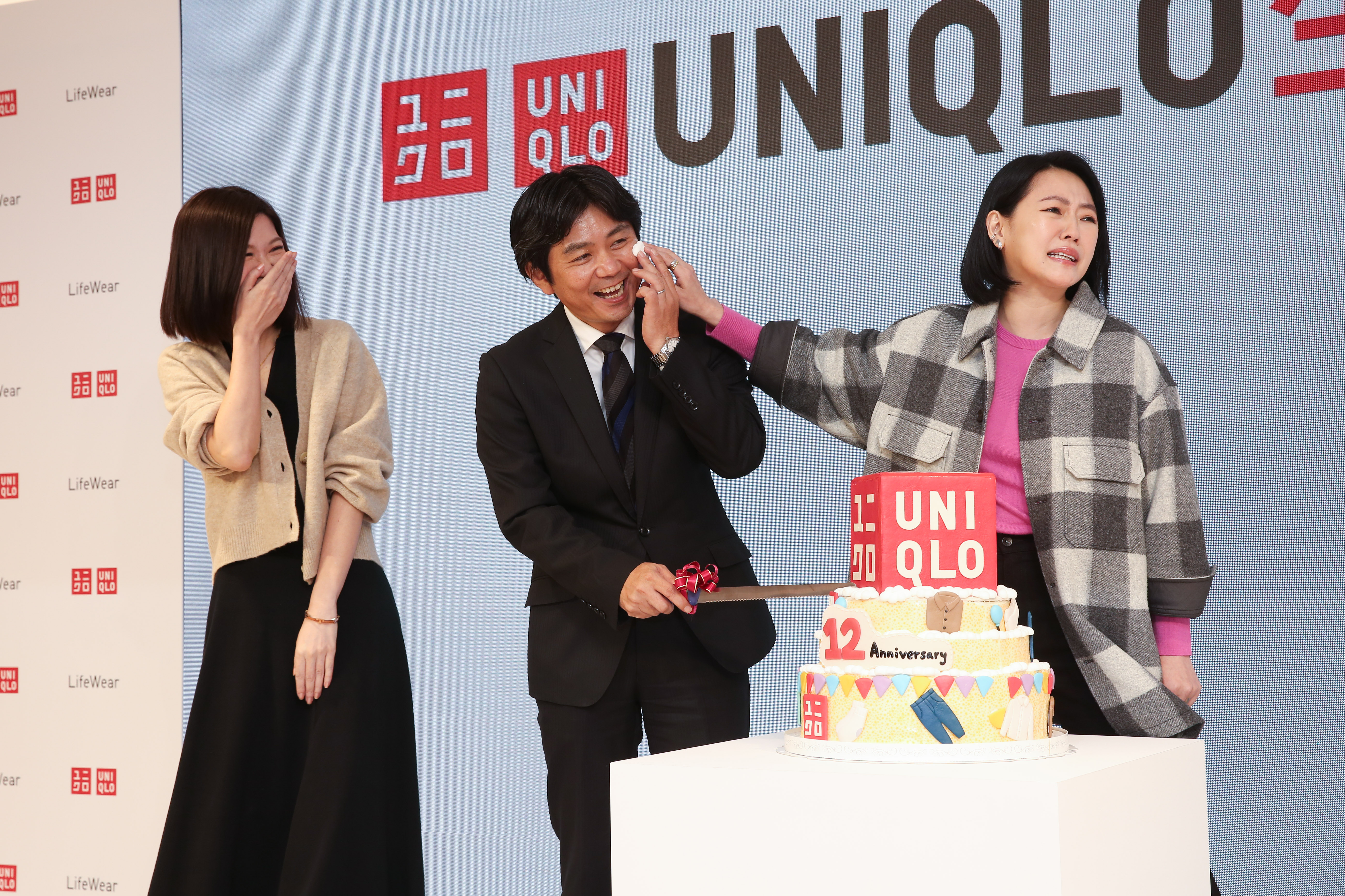 小S今（28日）出席服飾品牌活動，替品牌切蛋糕慶祝。