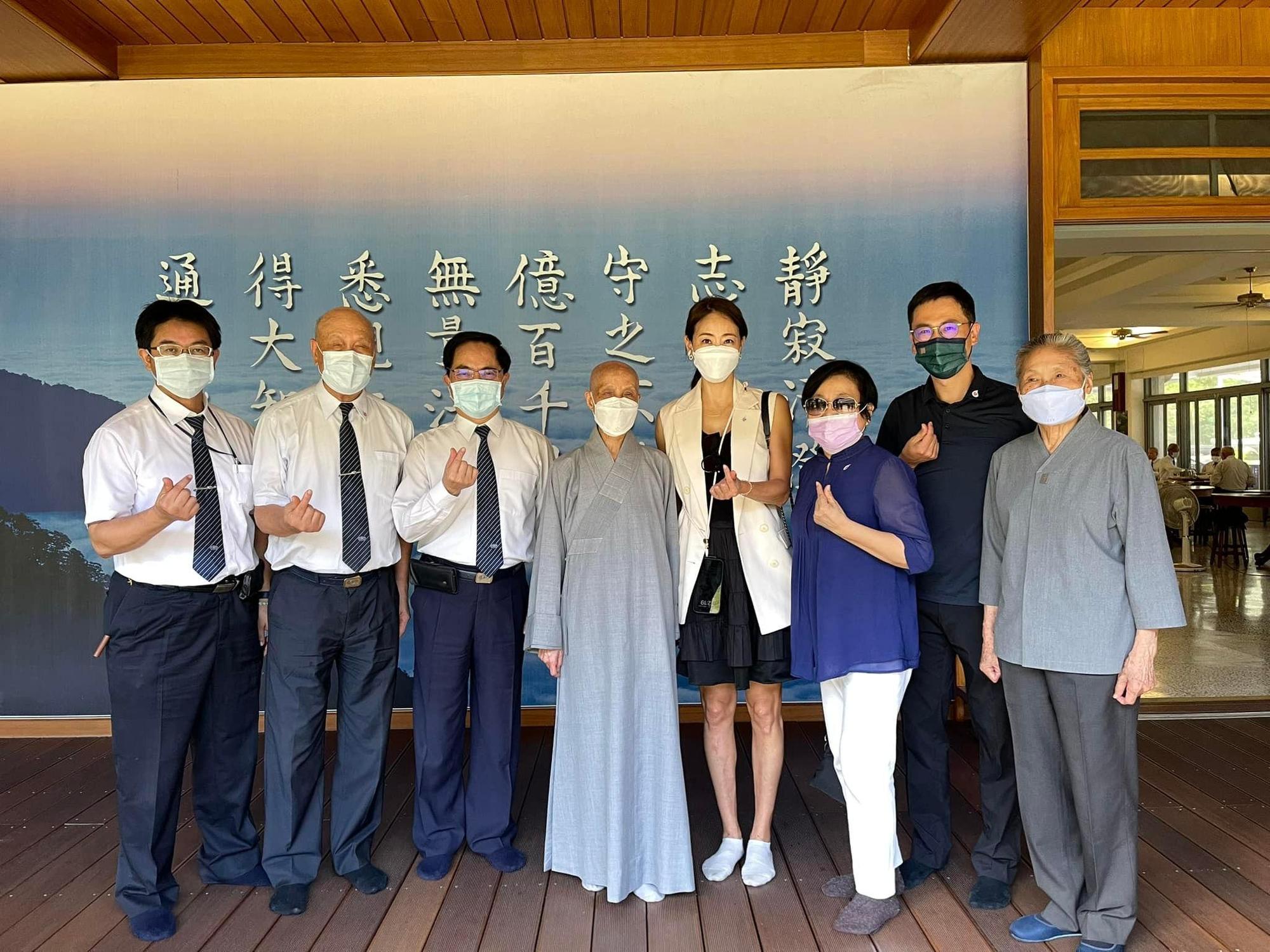賈永婕(右4)到慈濟拜見證嚴法師(右5)。(翻攝賈永婕臉書)