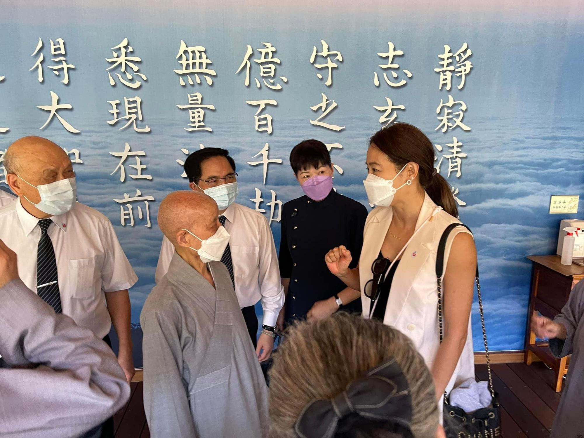 賈永婕(右)到慈濟拜見證嚴法師。(翻攝賈永婕臉書)