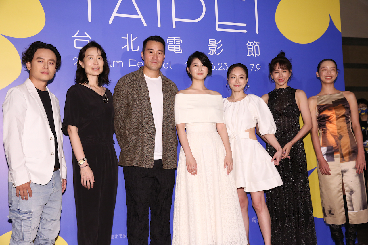 導演唐福睿（左起）、監製麻生汶與主要演員張孝全、江宜蓉、尹馨、夏于喬、王渝屏等出席台北電影節閉幕活動。（本刊資料照片）
