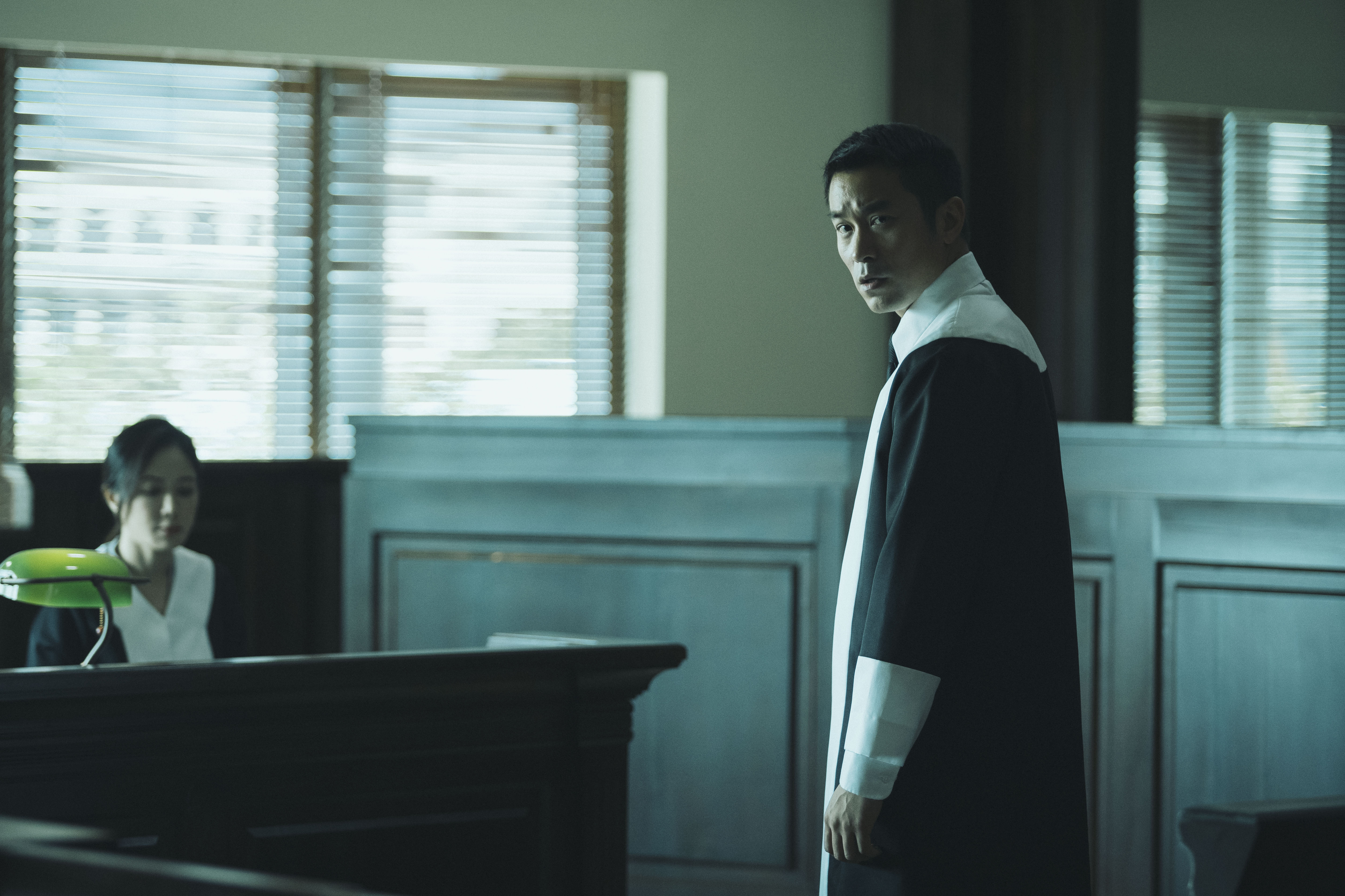 全片藉法律類型包裝，描述不同時空下律師張孝全（右）與尹馨（左）對性侵案的思辨過程。（傳影互動提供）