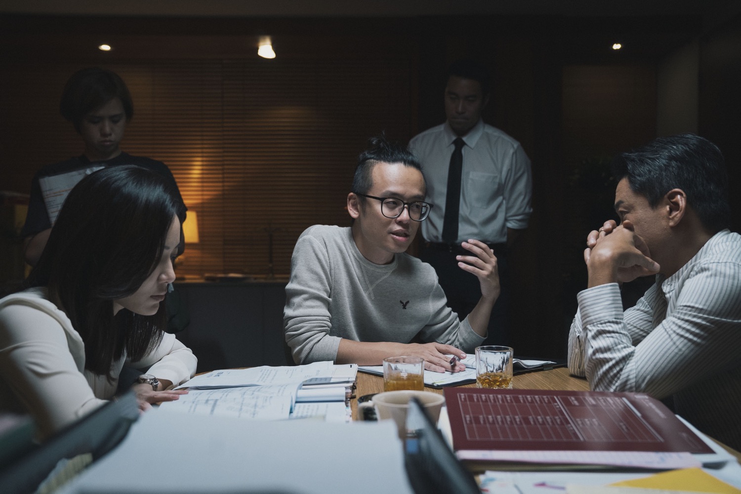 導演唐福睿（中）與演員尹馨（左）、李康生（右）共同討論劇本與拍攝方式。（傳影互動提供）