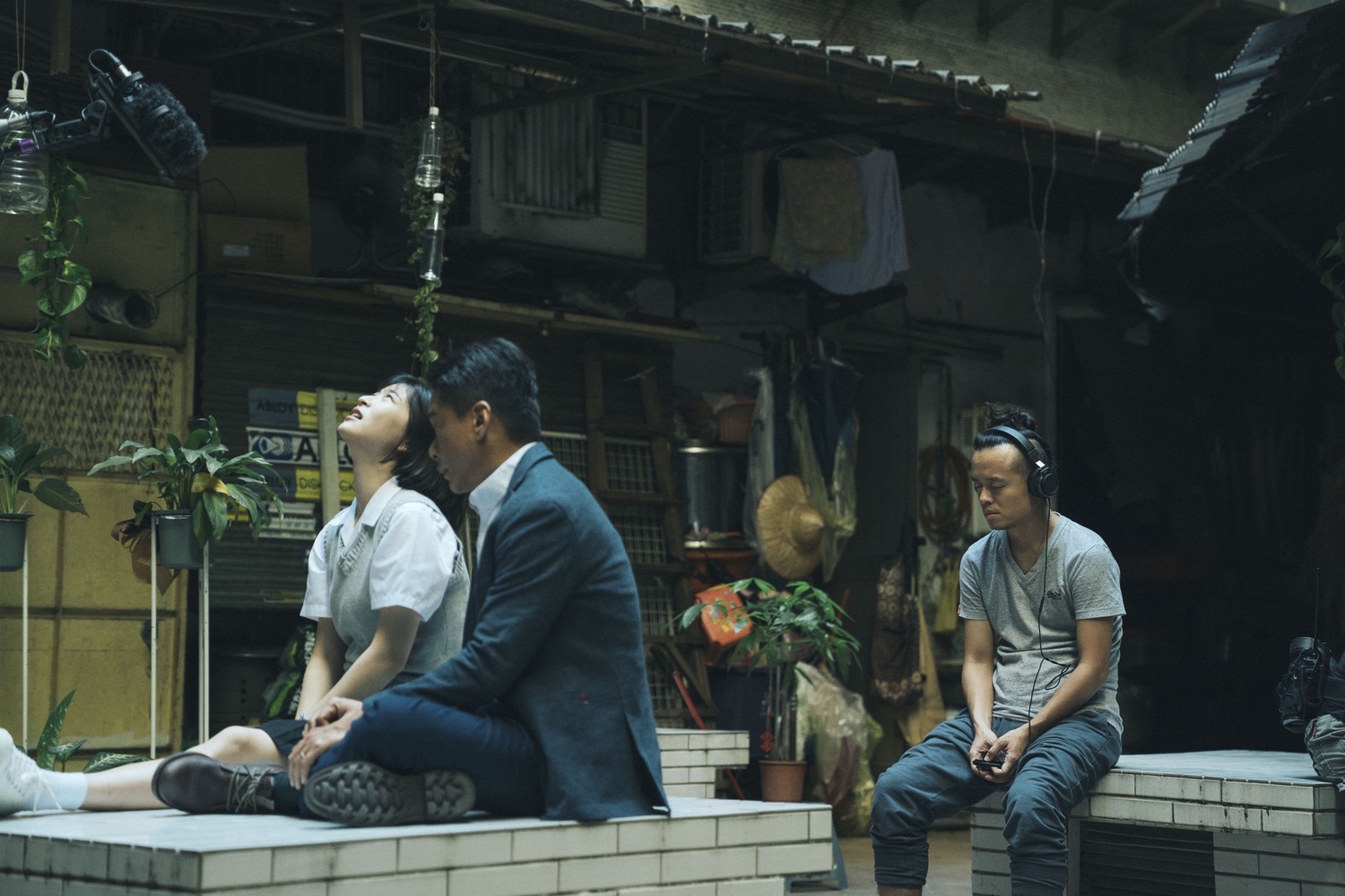 導演唐福睿（右起）在李康生、江宜蓉演出師生對手戲的現場。（傳影互動提供）