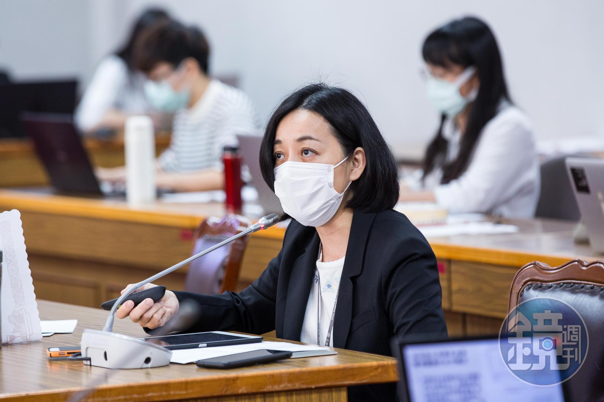 徐國勇稱房地產業是「護國群山」，王婉諭po文表示，「台灣的高房價才是壓垮年輕人的萬重山！」（本刊資料照）