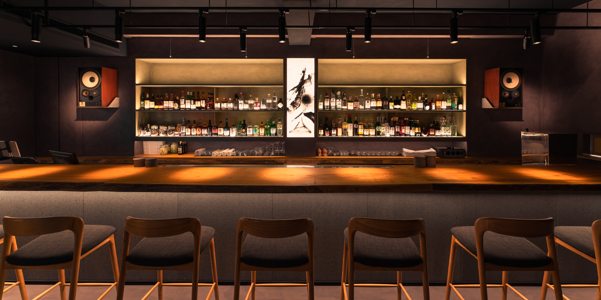 吧台正中央的「松」一字,則是來自平面設計師廖小子的揮毫。(BAR PINE 松提供)