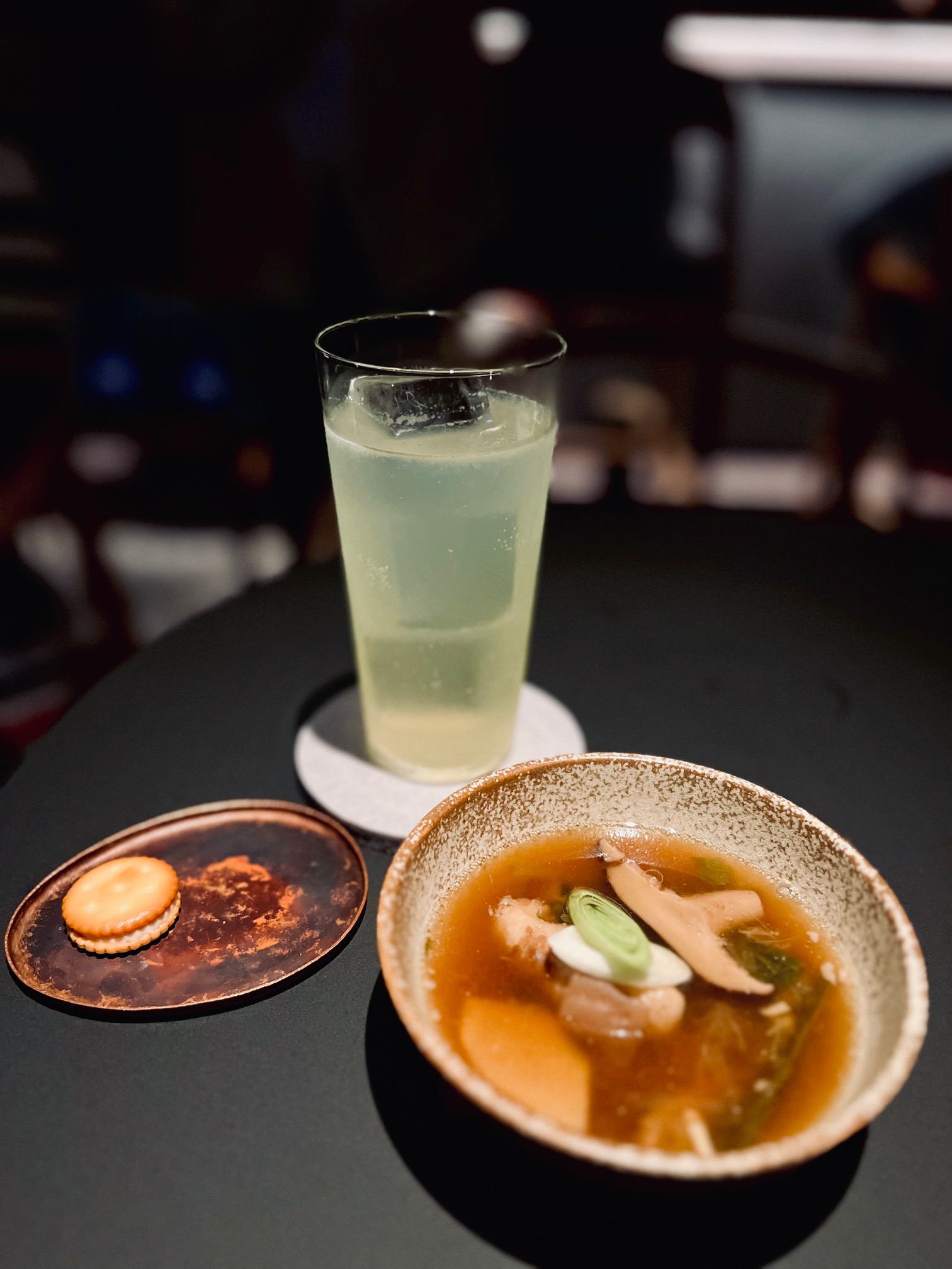 「 紅心芭樂/山葵/佛手柑」搭配「魷魚螺肉蒜」。
