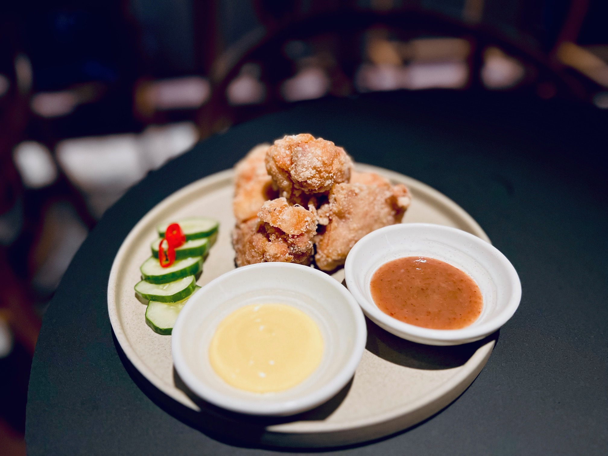 「松式烏龍梅子炸雞」酥脆多汁,搭配加入烏龍茶的梅子醬。