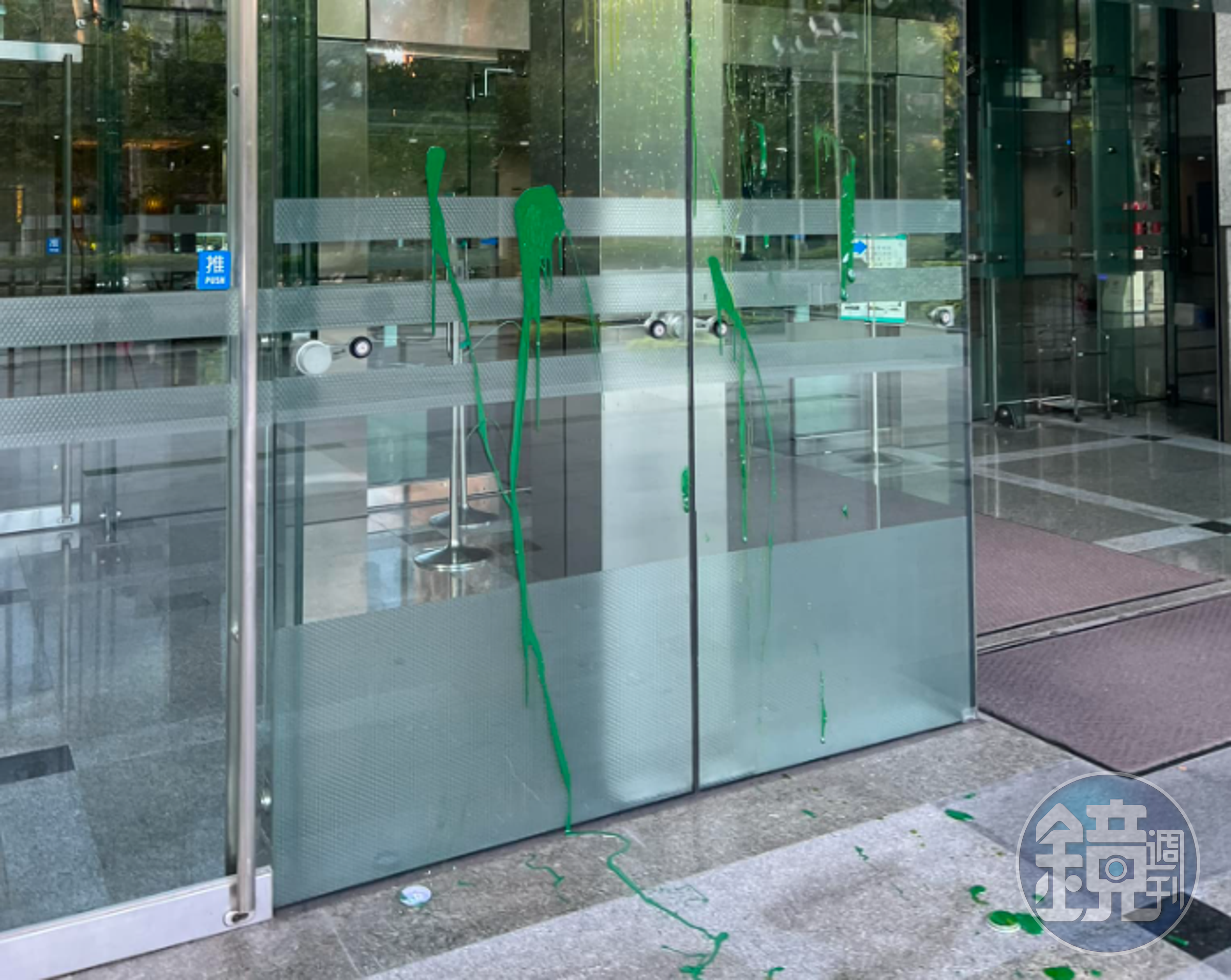 楊植斗在臉書發文，表示自己到NCC大樓門口潑漆抗議。（翻攝自楊植斗臉書）