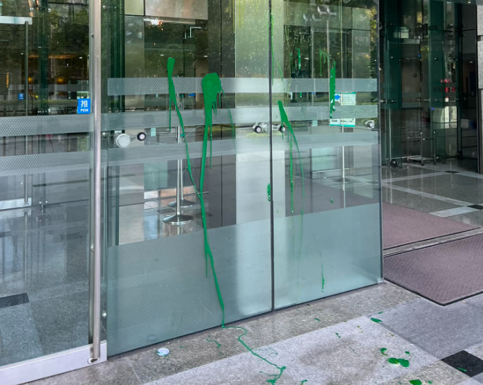 楊植斗在臉書發文，表示自己到NCC大樓門口潑漆抗議。（翻攝自楊植斗臉書）