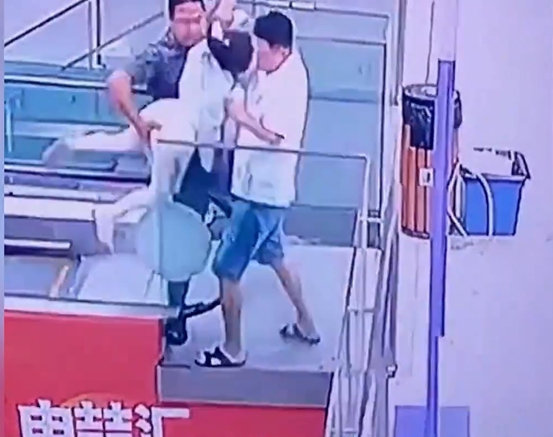 但有網友卻罵丁男「手插女童下體」。（翻自微博）