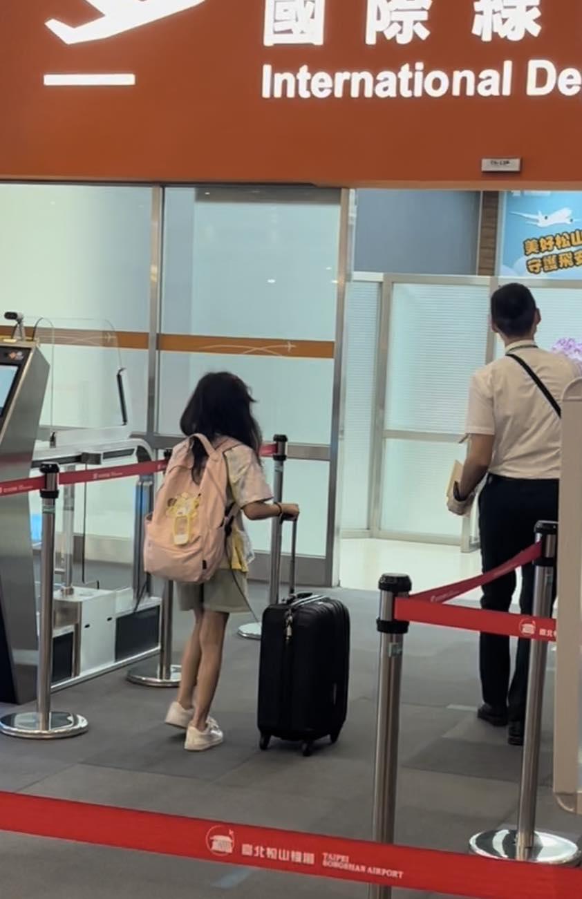 艾莉絲上月放手讓9歲女兒獨自一人搭機飛往日本，送機時也忍不住淚崩。（翻攝自艾莉絲 X IRIS臉書）